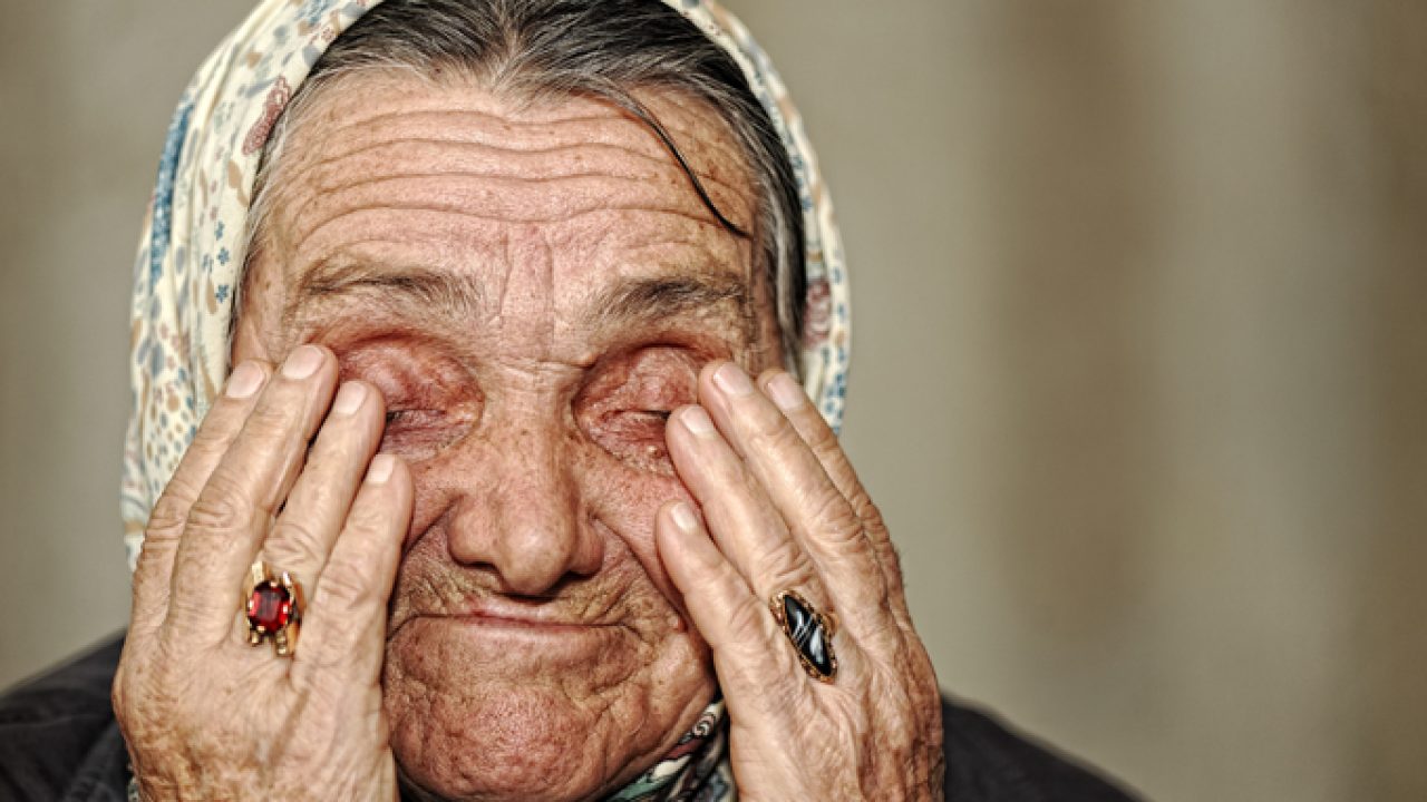 Мордочка сморщенная старушечья а глазки живые. Бабушка плачет. Старуха плачет. Плачущая бабка.